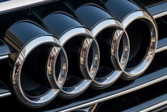 Vier Ringe, das Logo der Automarke Audi, auf einem Auto. Audio streicht 7500 Stellen.