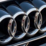 Vier Ringe, das Logo der Automarke Audi, auf einem Auto. Audio streicht 7500 Stellen.