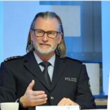 Direktionsleiter Verkehr, Erster Polizeihauptkommissar Thomas Röwekamp stellt die Verkehrsunfallstatistik 2024 vor. Rechts ist ein Unfall zu sehen, der sich auf der Schäferkampstraße in Holzwickede ereignet hat.