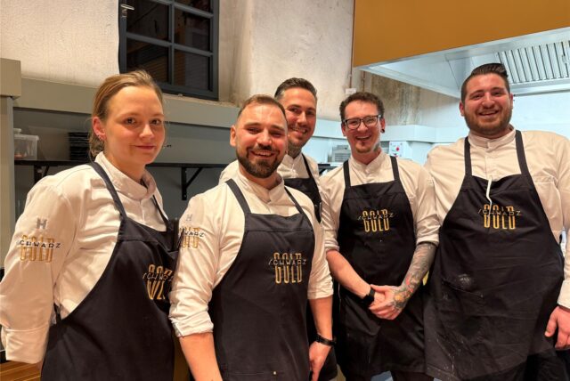 Das Team des „SchwarzGold“ posiert für ein Foto