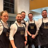 Das Team des „SchwarzGold“ posiert für ein Foto