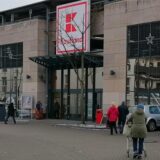 Kunden und Autos auf dem Parkplatz vor der Kaufland-Filiale in Dortmund-Mengede.