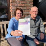 Susanne und Georg Leushacke zeigen eine Rentenbroschüre.
