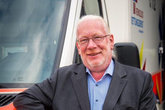 Magnus Memmeler vor einem Rettungswagen der Firma Reinoldus.
