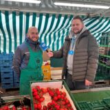 Ein Reporter des Hellweger Anzeigers befragt den Inhaber eines Obst- und Gemüsestands auf dem Wochenmarkt in Unna, Laslo Wucherpfennig.