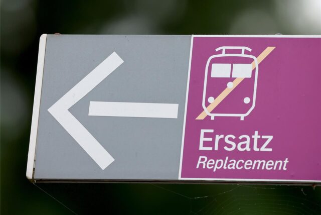 Ein Schild, das auf einen Schienenersatzverkehr hinweist
