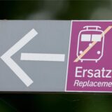 Ein Schild, das auf einen Schienenersatzverkehr hinweist
