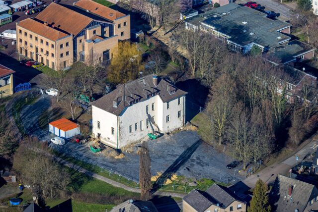 Ein Luftbild der Burg Botzlar in Selm. Dahinter sieht man das Bürgerhaus und die Volkshochschule.