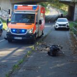 Die Straße „Am Langen Kamp“ in Kamen: Ein Rettungswagen und zwei Autos stehen an und auf der Straße, ein Fahrrad liegt am Wegesrand.
