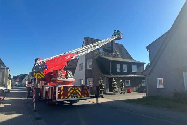 Ein Feuerwehrwagen mit Drehleiter vor einem Haus an der Langen Straße in Selm.