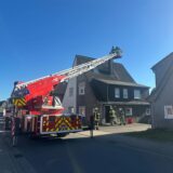 Ein Feuerwehrwagen mit Drehleiter vor einem Haus an der Langen Straße in Selm.