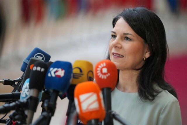 Die deutsche Außenministerin Annalena Baerbock (Bündnis 90/Grüne) spricht mit den Medien, als sie zu einem Treffen der EU-Außenminister im Gebäude des Europäischen Rates eintrifft.