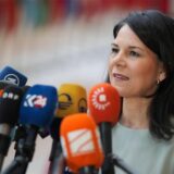 Die deutsche Außenministerin Annalena Baerbock (Bündnis 90/Grüne) spricht mit den Medien, als sie zu einem Treffen der EU-Außenminister im Gebäude des Europäischen Rates eintrifft.