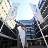 Fahnen mit der Aufschrift „Siemens“ wehen an der Siemens-Konzernzentrale an der Werner von Siemens Straße.