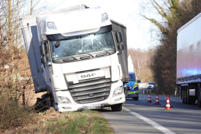 Lkw im Graben