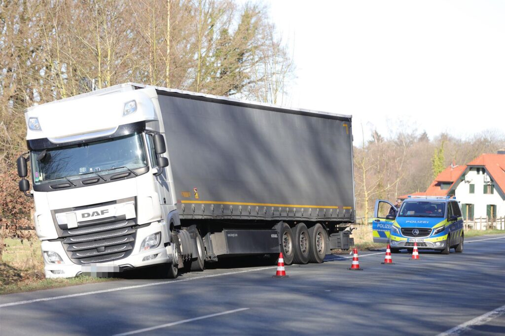 Ein Lkw im Graben an der Selmer Landstraße in Werne Ein Lkw im Graben an der Selmer Landstraße in Werne