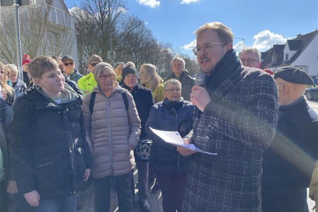 Dr. Thomas Tölle spricht bei der Stolpersteinverlegung am Montagvormittag (17. März) an der Bebelstraße 95 in Lünen zu den Anwesenden.