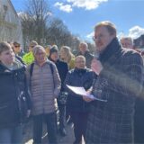 Dr. Thomas Tölle spricht bei der Stolpersteinverlegung am Montagvormittag (17. März) an der Bebelstraße 95 in Lünen zu den Anwesenden.