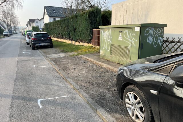 Direkt neben diesem Trafohäuschen wurde eine Parkbucht markiert.