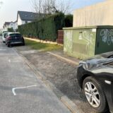 Direkt neben diesem Trafohäuschen wurde eine Parkbucht markiert.