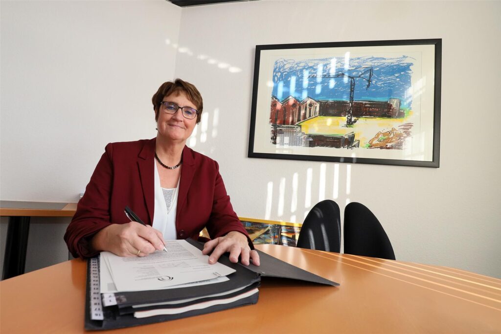 Sabina Müller an ihrem Schreibtisch im Rathaus Fröndenberg Sabina Müller an ihrem Schreibtisch im Rathaus Fröndenberg