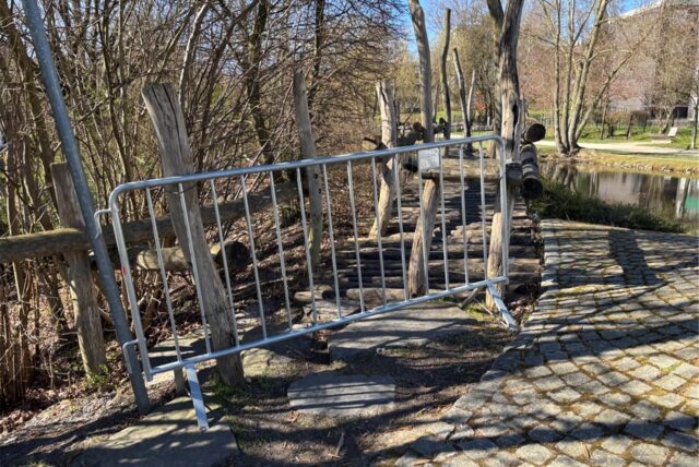 Der Steg im Wasserpark in Bergkamen ist seit Kurzem wieder gesperrt. Ein grauer Metallzaun versperrt den Eingang zum Steg.