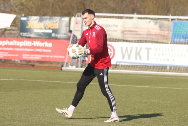 Ein Torwart des Lüner SV hat einen Ball in der Hand.