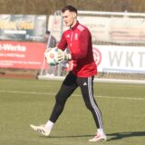 Ein Torwart des Lüner SV hat einen Ball in der Hand.
