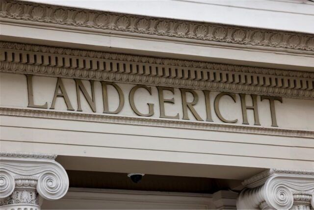 Blick auf den Schriftzug «Landgericht» an der Fassade des Gerichtsgebäudes.