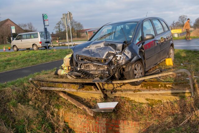 Schwer beschädigtes Auto an der Unfallstelle in Drensteinfurt. Es ist gegen ein Brückengeländer zu einem tiefen Graben geprallt.