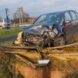 Schwer beschädigtes Auto an der Unfallstelle in Drensteinfurt. Es ist gegen ein Brückengeländer zu einem tiefen Graben geprallt.