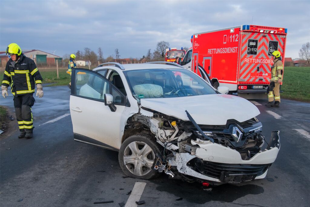Schwer beschädigtes Auto an der Unfallstelle in Drensteinfurt Schwer beschädigtes Auto an der Unfallstelle in Drensteinfurt