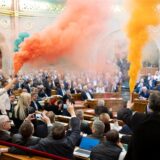 Abgeordnete von Momentum protestieren mit Fackeln während der Plenarsitzung des ungarischen Parlaments.