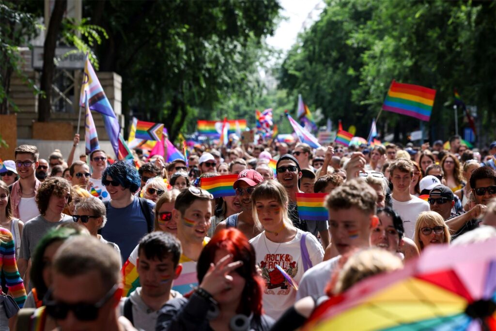 Viele Menschen ziehen bei der 29. Pride Parade in Budapest durch die Stadt. 