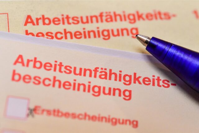 Eine Arbeitsunfähigkeitsbescheinigung.