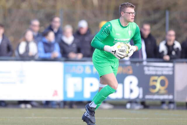 Henrik Pollak, Torwart des Werner SC, läuft mit einem abgefangenen Ball in der Hand über das Spielfeld.