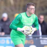 Henrik Pollak, Torwart des Werner SC, läuft mit einem abgefangenen Ball in der Hand über das Spielfeld.