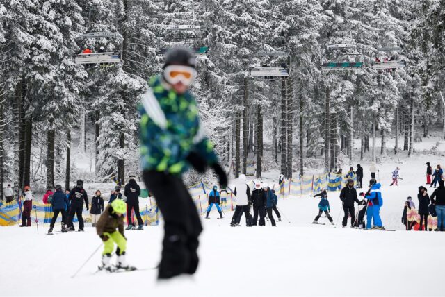 Skifahrer sind auf einer Piste unterwegs