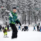 Skifahrer sind auf einer Piste unterwegs