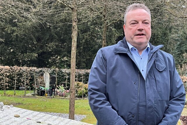 Bodo Klimpel steht im Klassenzimmer, das im Gedenken an die Flugzeugabsturz-Opfer auf dem Sundernfriedhof angelegt wurde.