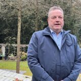 Bodo Klimpel steht im Klassenzimmer, das im Gedenken an die Flugzeugabsturz-Opfer auf dem Sundernfriedhof angelegt wurde.