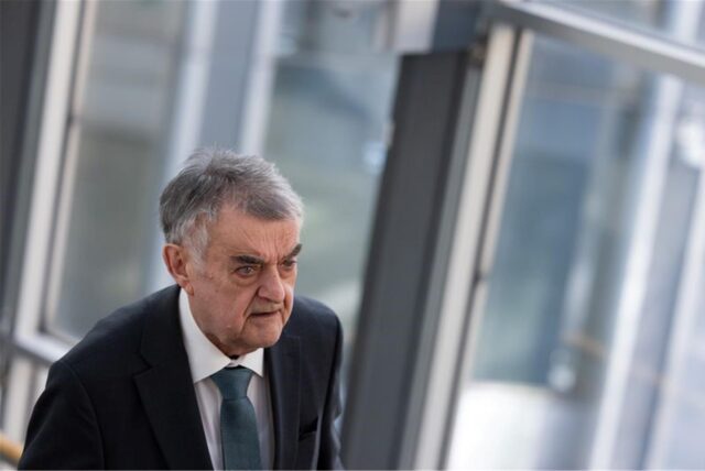 Herbert Reul (CDU), Innenminister von Nordrhein-Westfalen, läuft eine Treppe hoch.