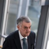 Herbert Reul (CDU), Innenminister von Nordrhein-Westfalen, läuft eine Treppe hoch.