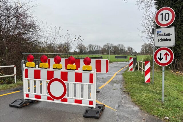 Die kleine Brücke an der Straße Kuhlenbrink in Unna ist mit fest installierten Sicherheitsbaken gesperrt.