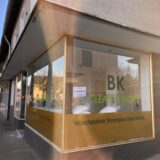 Auf dem Ladenlokal BK Recycling „Clean & More“ in Rünthe klebt ein Zettel, auf dem steht „Zu vermieten.“