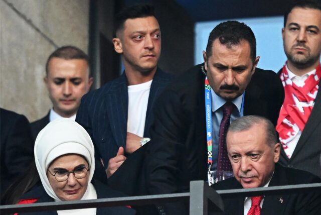 Ex-Fußballer Mesut Özil (hinten 2.v.l.) bei einem EM-Spiel im Sommer 2024 mit dem türkischen Staattspräsidenten Recep Tayyip Erdogan (vorne r.) und dessen Frau Emine Erdogan (vorne l.). Özil trat für die Partei AKP in Dortmund auf.