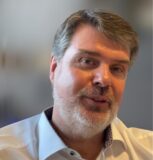 Bildkollage: Links eine Sitzung des Deutschen Bundestags, rechts der Abgeordnete Michael Thews (SPD) aus Lünen.