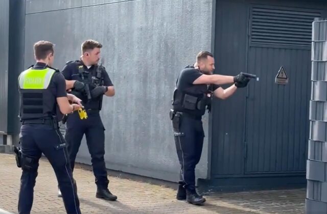 Polizisten im Juli 2024 in Dortmund-Hörde: Ein Mann mit Messer wollte in eine Jysk-Filiale eindringen. Bei diesem Polizeieinsatz wurde nicht geschossen.
