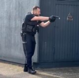 Polizisten im Juli 2024 in Dortmund-Hörde: Ein Mann mit Messer wollte in eine Jysk-Filiale eindringen. Bei diesem Polizeieinsatz wurde nicht geschossen.