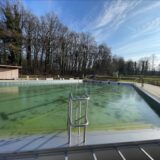 Becken im Schöne Flöte, nach Winter. Wasser ist grün.